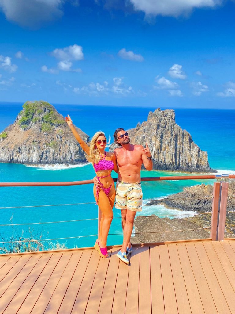 Latino e Rarbbie posando para foto em Pernambuco