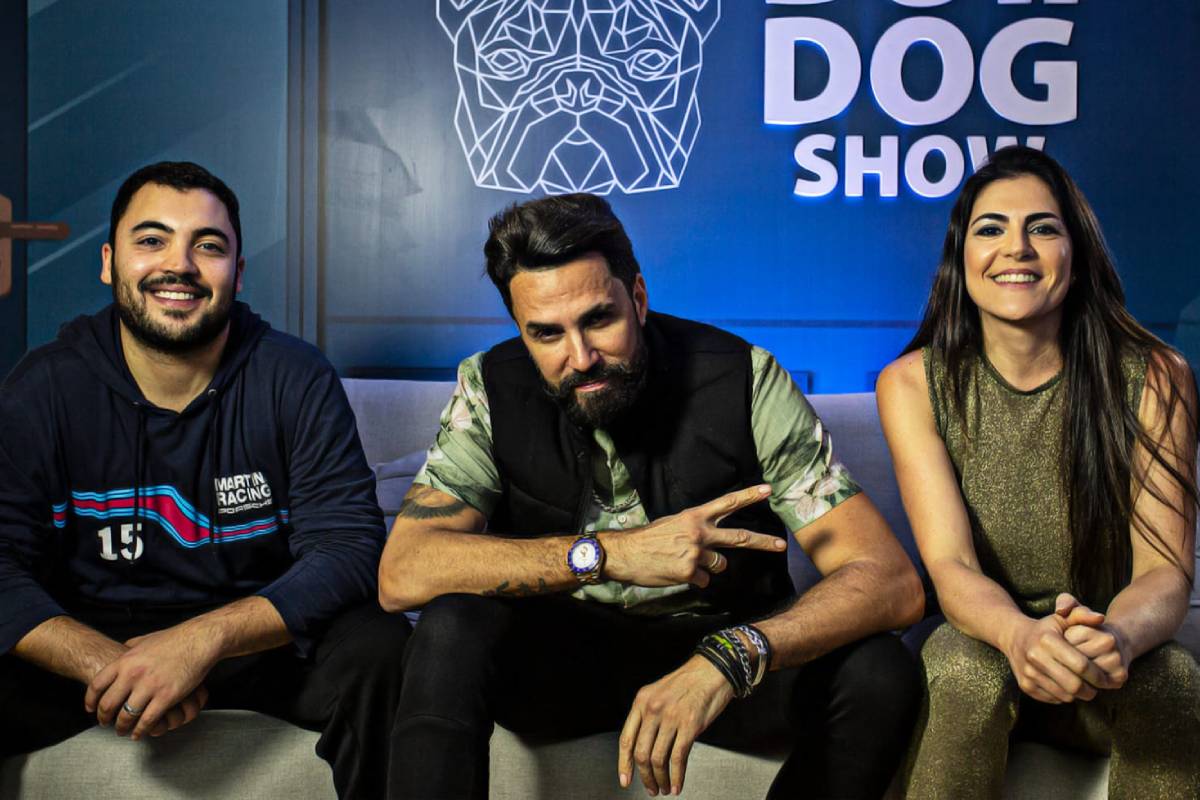 latino posando com Tuka Carvalho e Samira Ponce, apresentadores do podcast bulldog show