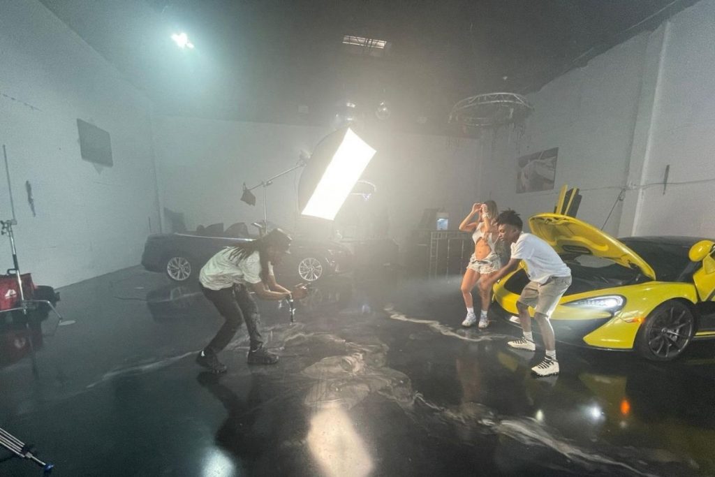 Liziane Gutierrez durante gravação de videoclipe com o rapper DC
