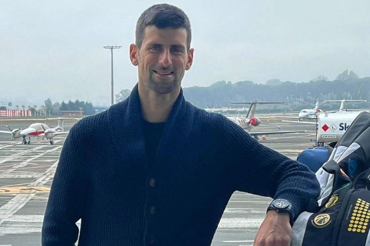Novak Djokovic em foto, sorrindo