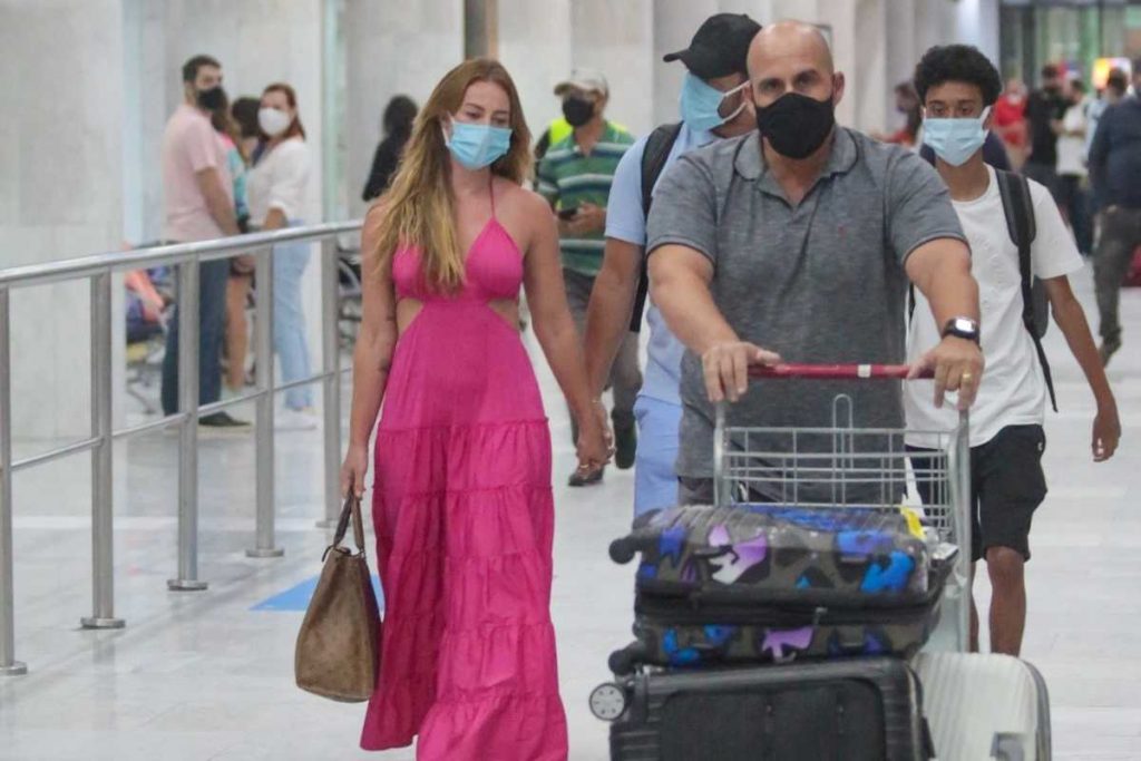 paolla oliveira, diogo nogueira e davi no aeroporto santos dumont