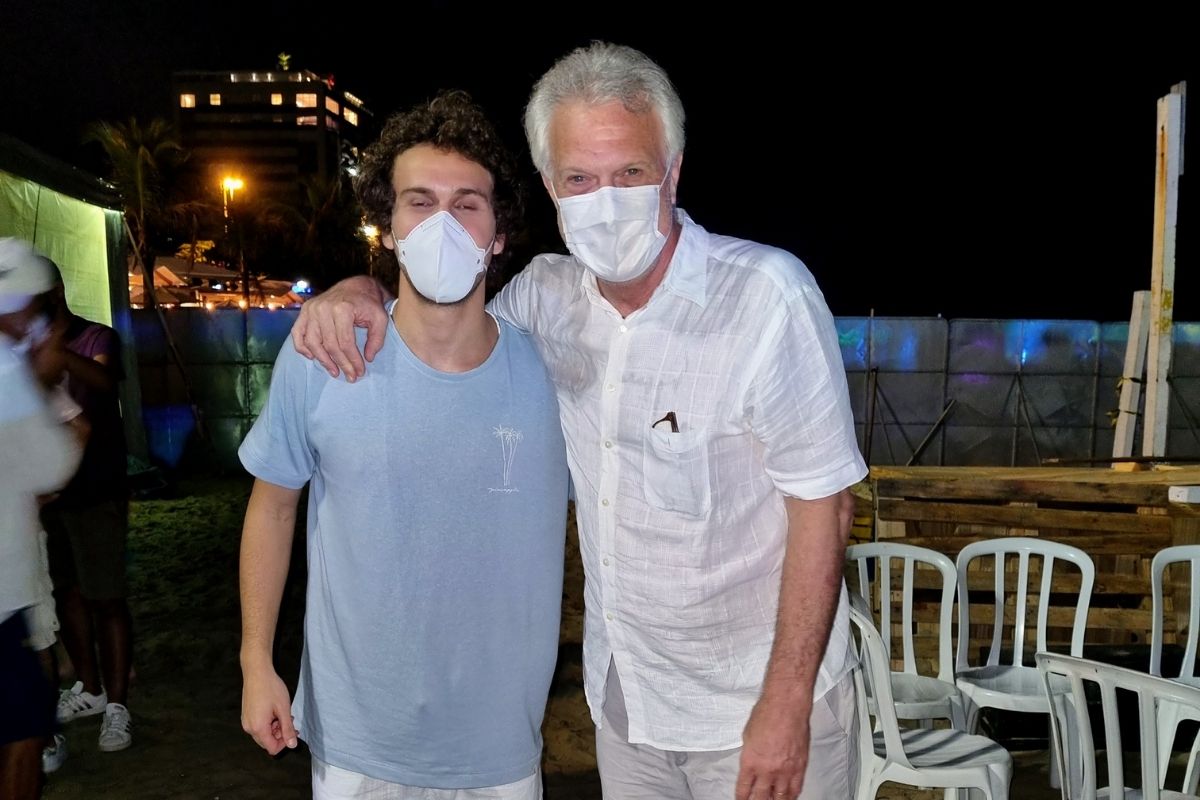 Pedro Bial com o filho Theo em show de Ano Novo no Rio de Janeiro