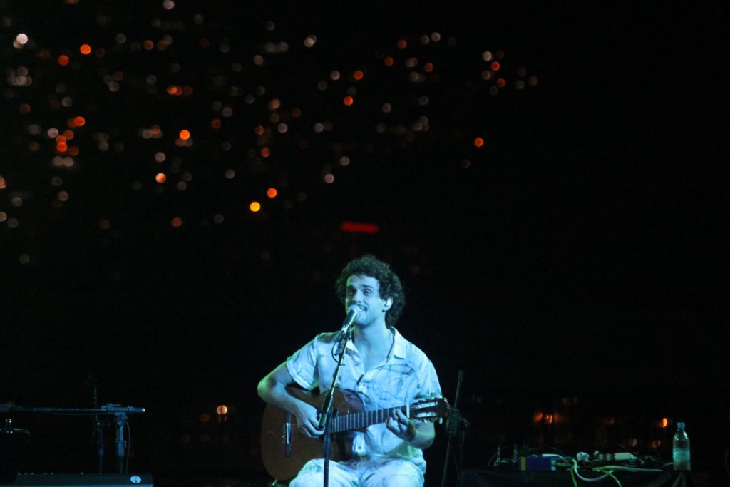 Theo, filho de Pedro Bial, em show no Rio de Janeiro