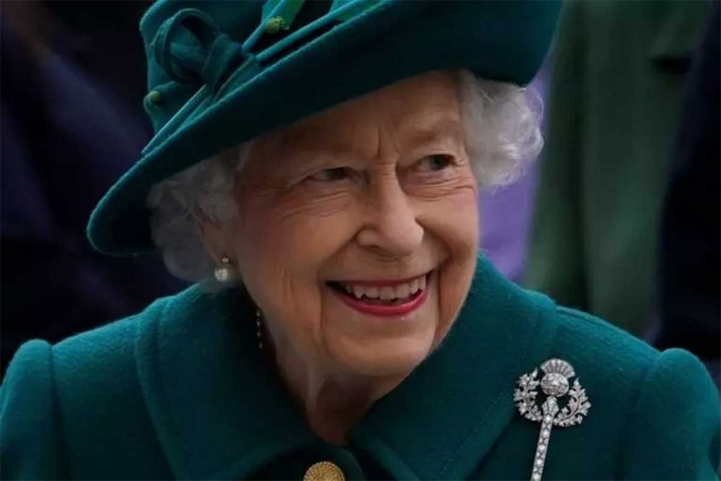 Rainha Elizabeth II de chapéu e roupa verde