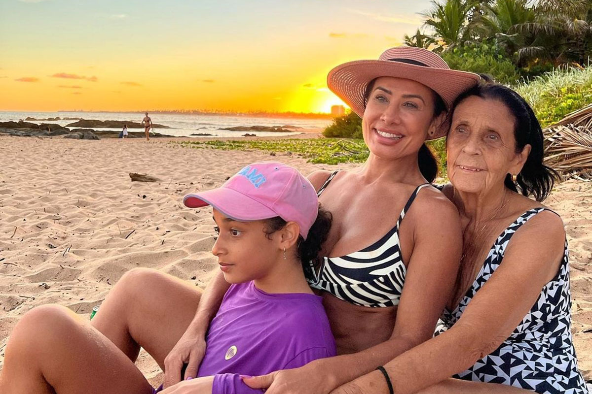Scheila Carvalho com a mãe e a filha