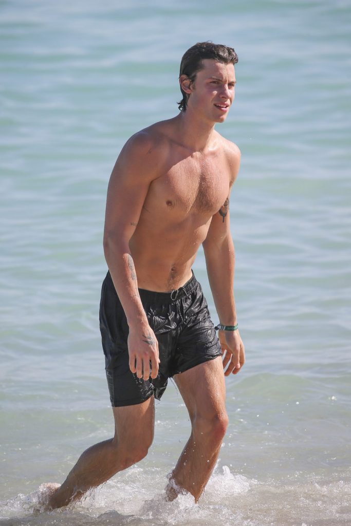 Shawn Mendes sem camisa em praia de Miami