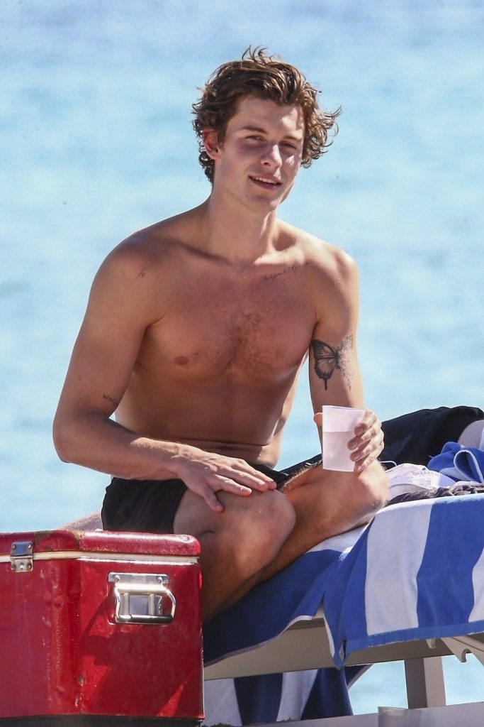 Shawn Mendes sem camisa em praia de Miami