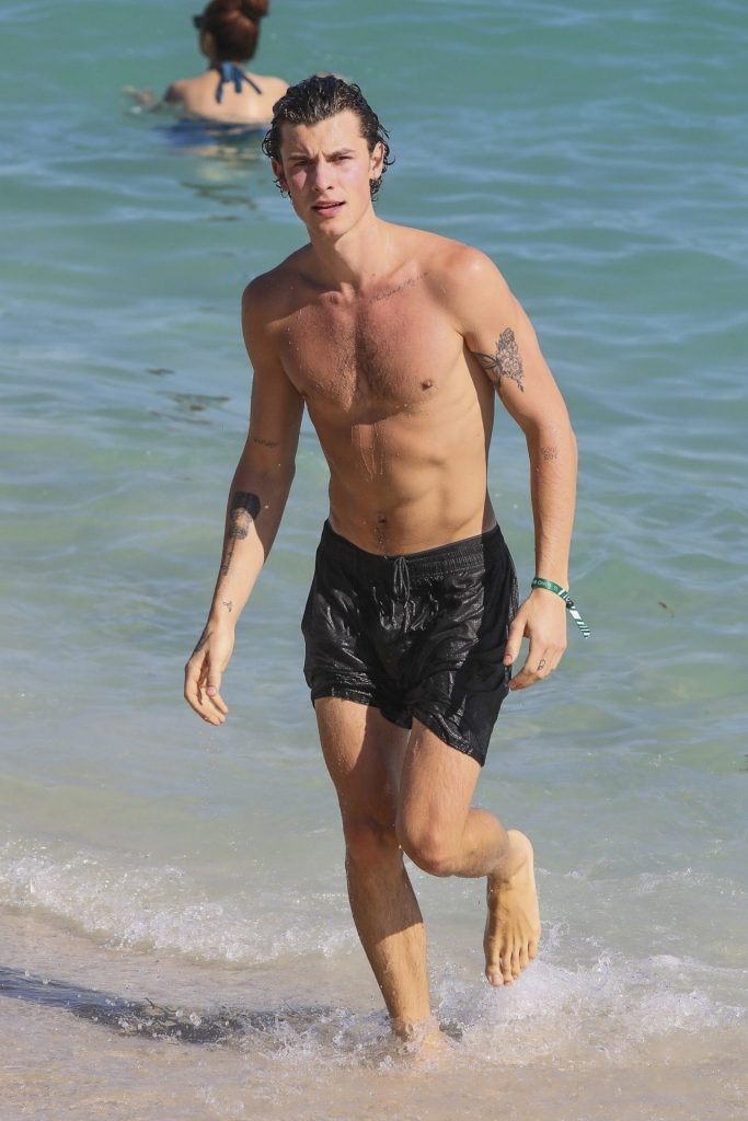 Shawn Mendes sem camisa em praia de Miami