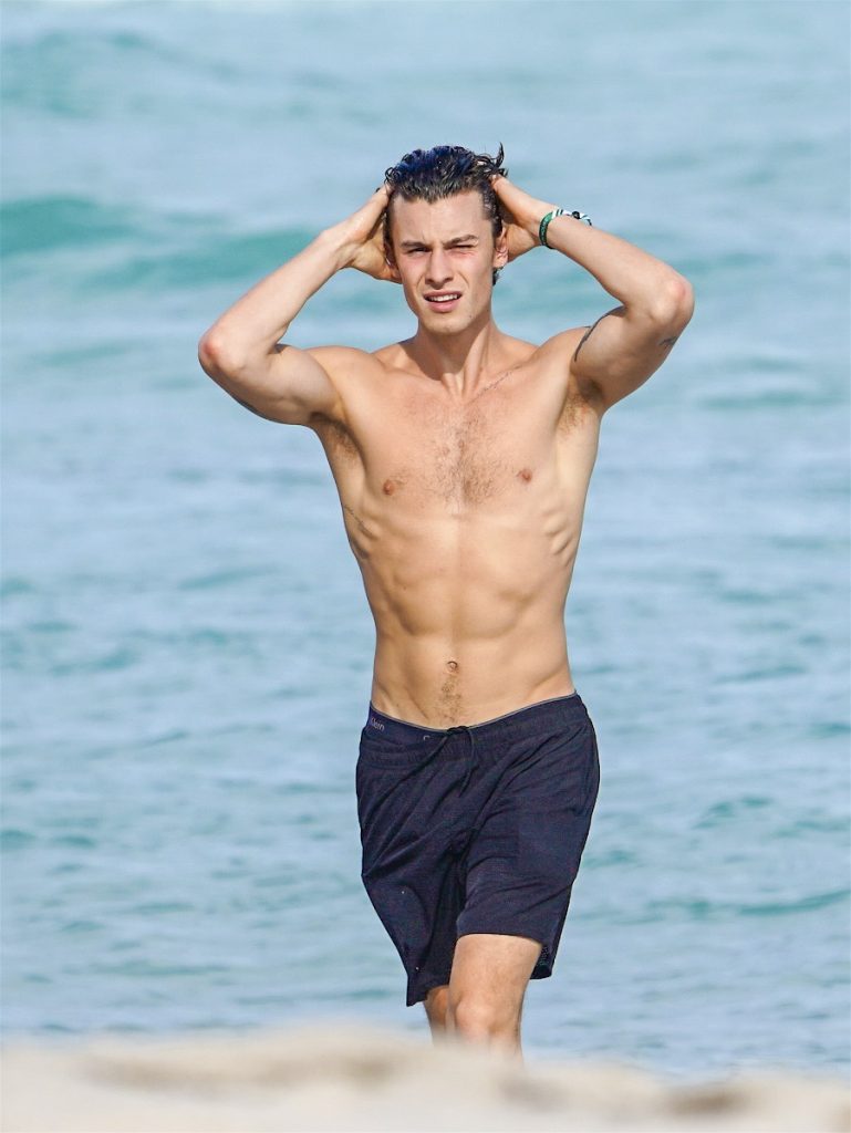 Shawn Mendes sem camisa em praia de Miami