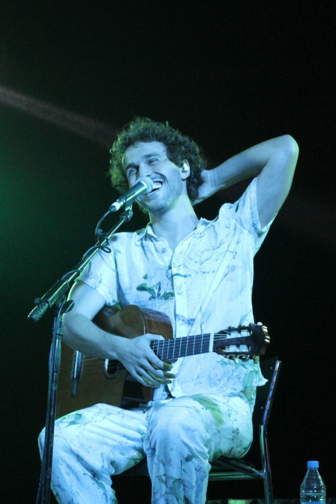 Theo, filho de Pedro Bial, em show no Rio de Janeiro