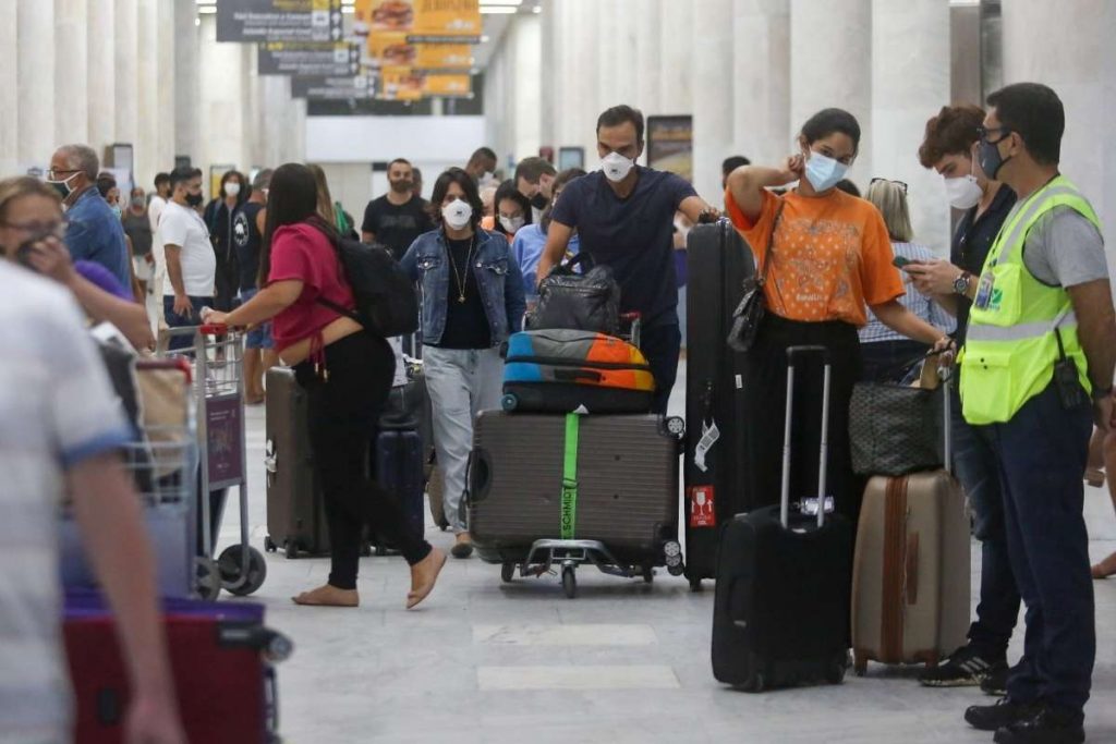 Apresentador do BBB22 chegou carregado de malas no aeroporto Santos Dumont.
