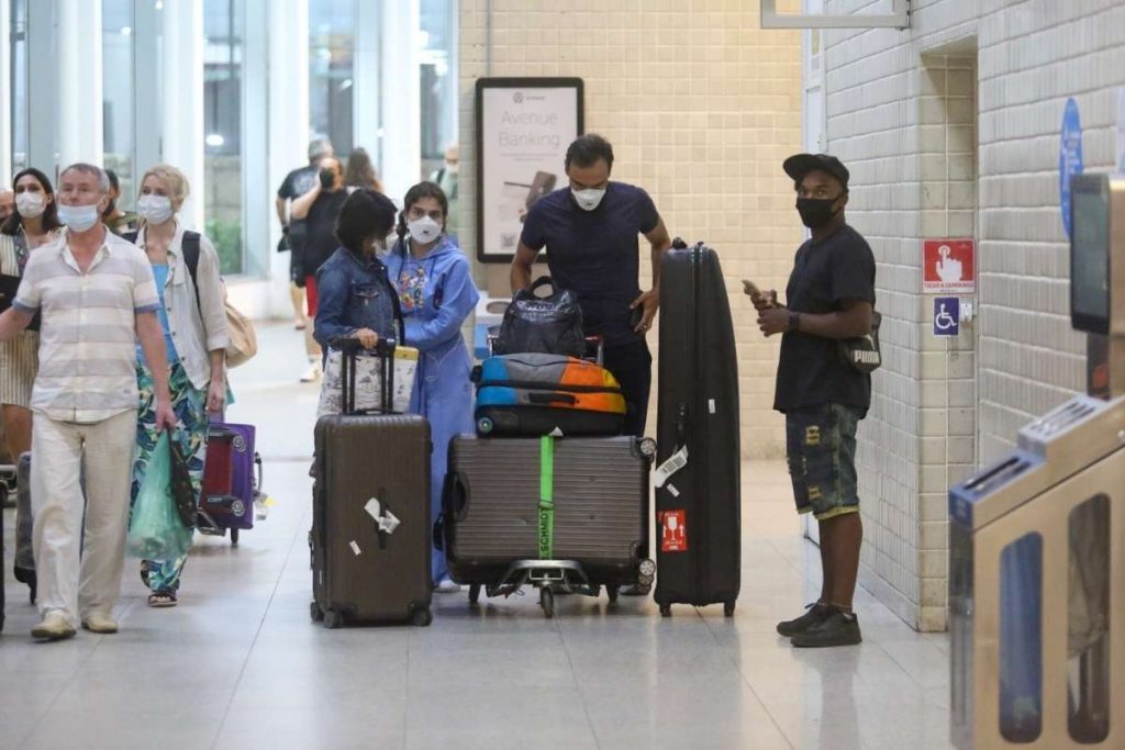 Tadeu atende fã no aeroporto do Rio de Janeiro.