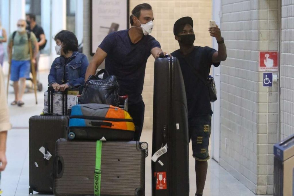 BBB22: Tadeu Schmidt aparece em aeroporto antes da estreia