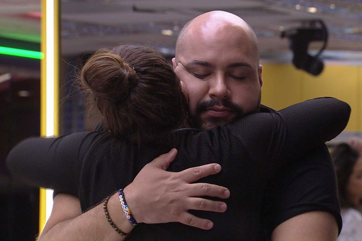 Tiago Abravanel e Naiara Azevedo se abraçam no BBB22