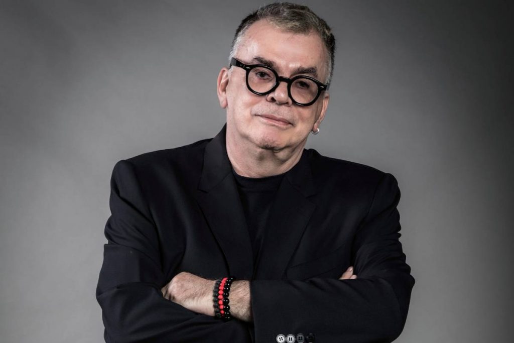 walcyr carrasco posando de braços cruzados fazendo cara séria