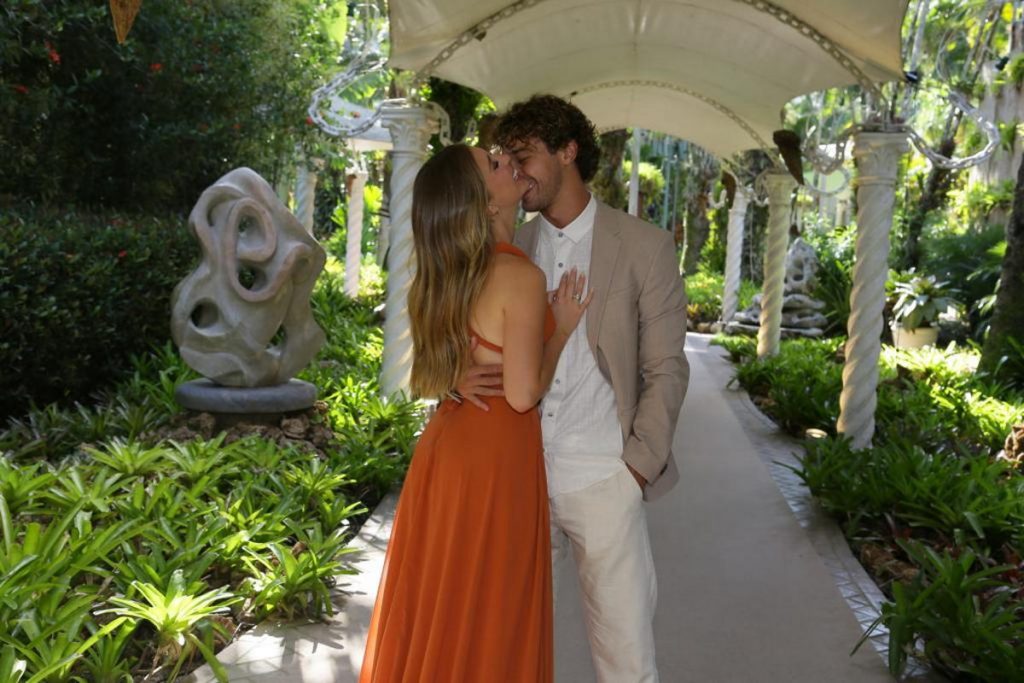 Duda Reis e André Luis Frambach em casamento de Erick Maia e Rafael Gomes