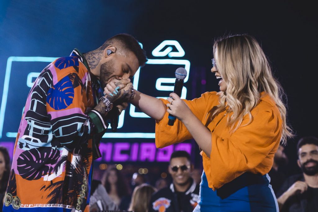 Lucas Lucco e Marília Mendonça em palco durante gravação de projeto