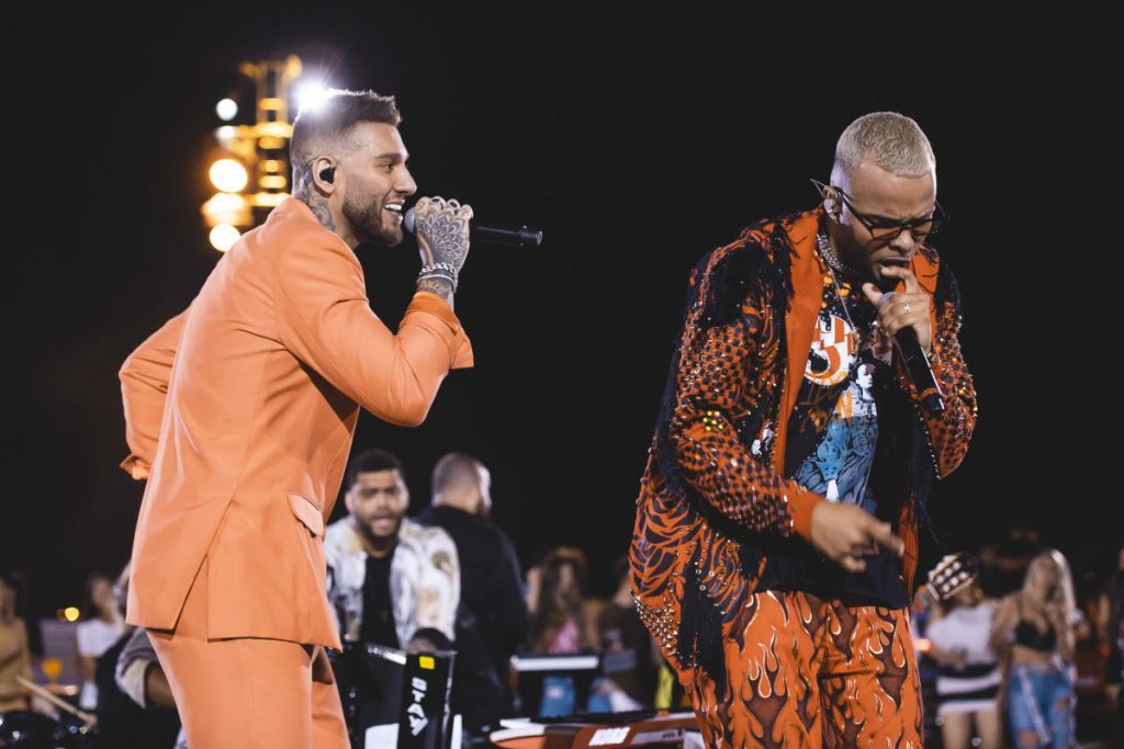 Lucas Lucco e MC Zaac em palco durante gravação de projeto