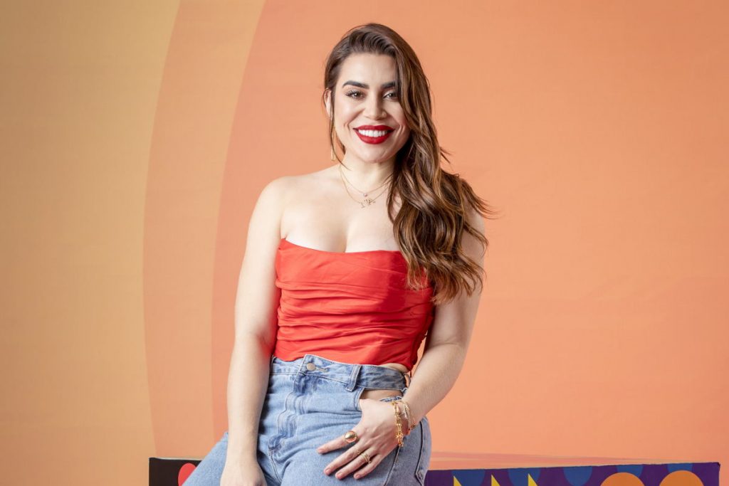 Naiara Azevedo sorrindo