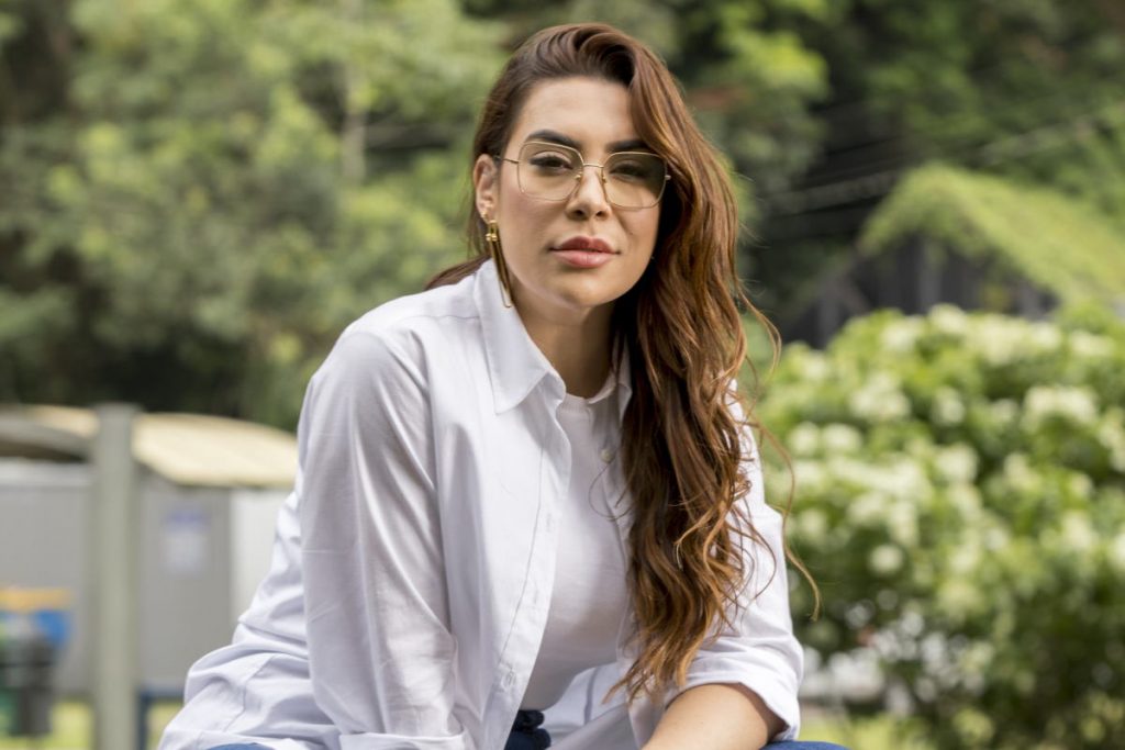 Naiara Azevedo posando