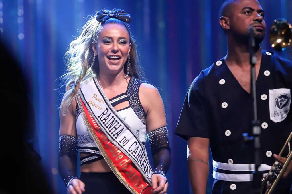Paolla com as duas faixar de rainha