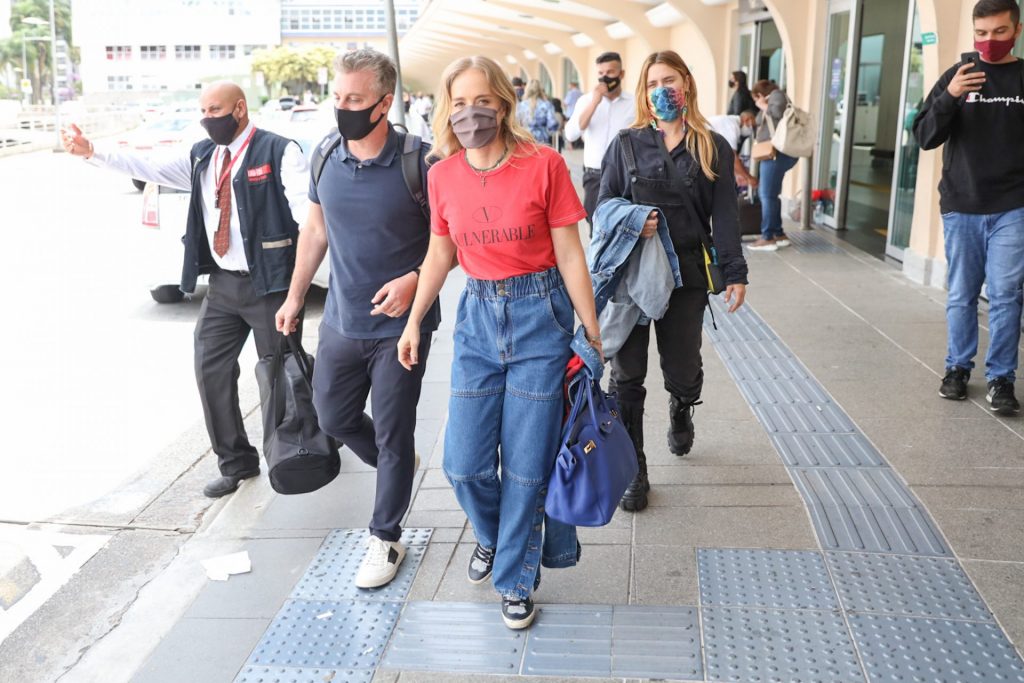 Angélica, Luciano Huck e Carolina Dieckman saindo de aeroporto em São Paulo