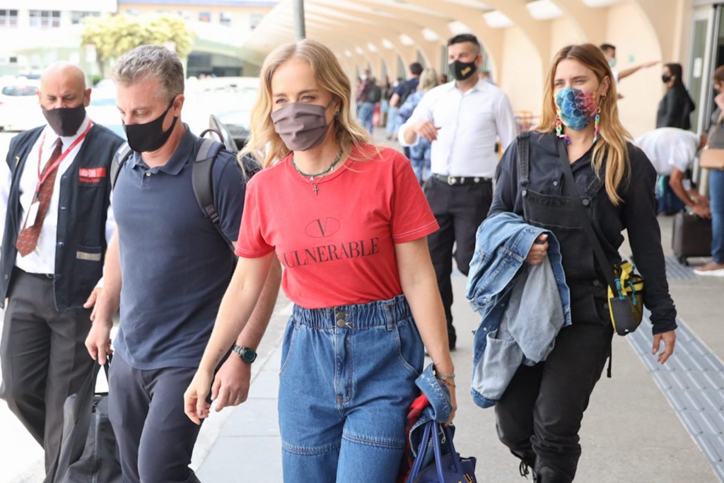 Angélica, Luciano Huck e Carolina Dickman fotografados em aeroporto