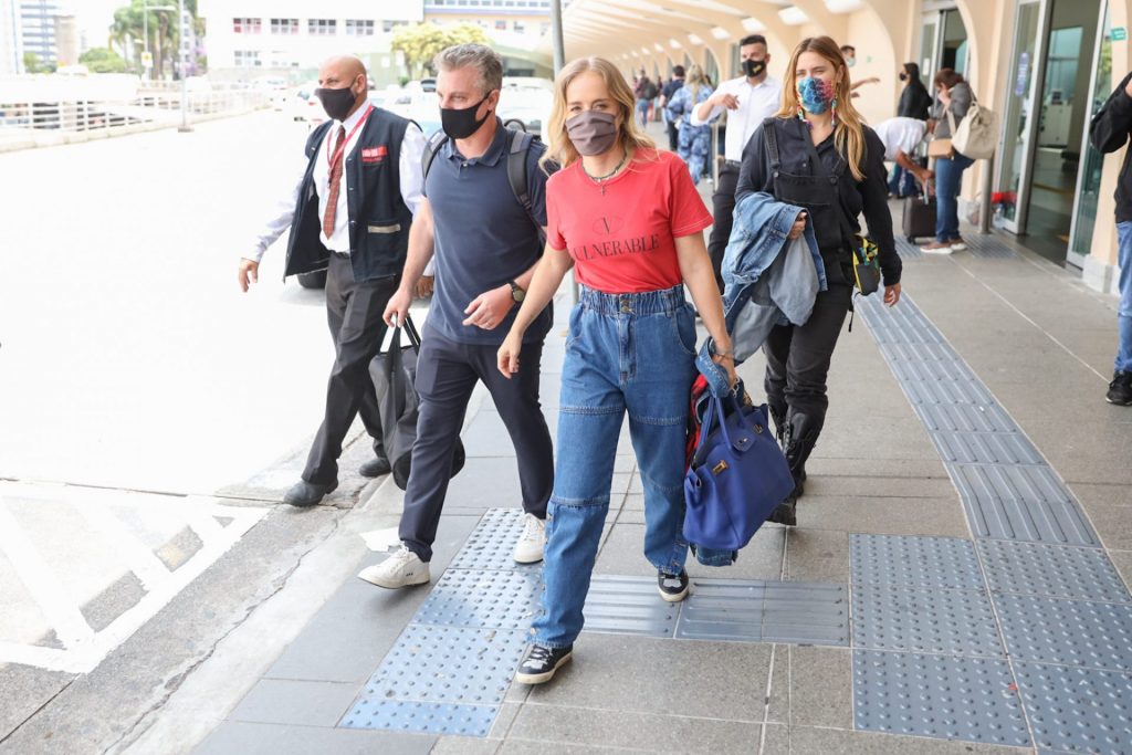 Angélica, Luciano Huck e Carolina Dieckman saindo de aeroporto em São Paulo