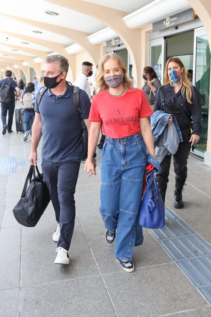 Angélica, Luciano Huck e Carolina Dieckman saindo de aeroporto em São Paulo