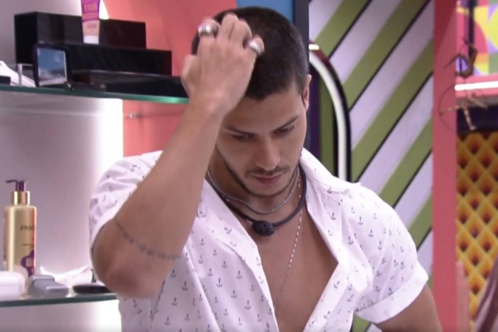 arthur aguiar coçando a cabeça no banheiro do bbb22