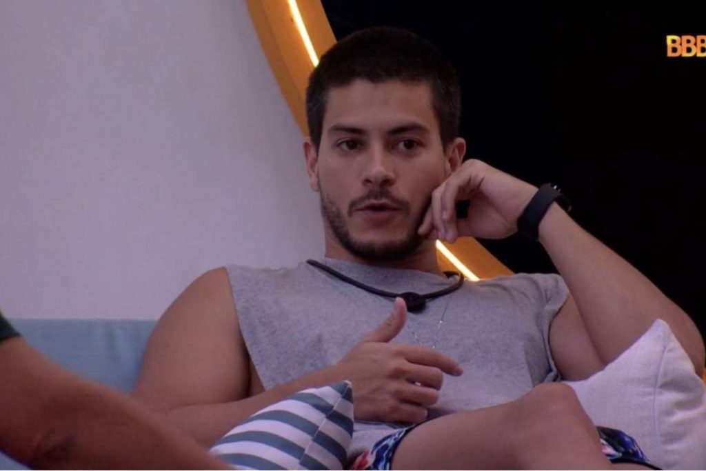 Jade Picon falhou ao indicar Arthur Aguiar ao paredão. O ator voltou para o BBB22. Agora ela diz que ele se aproximou com segundas intenções.