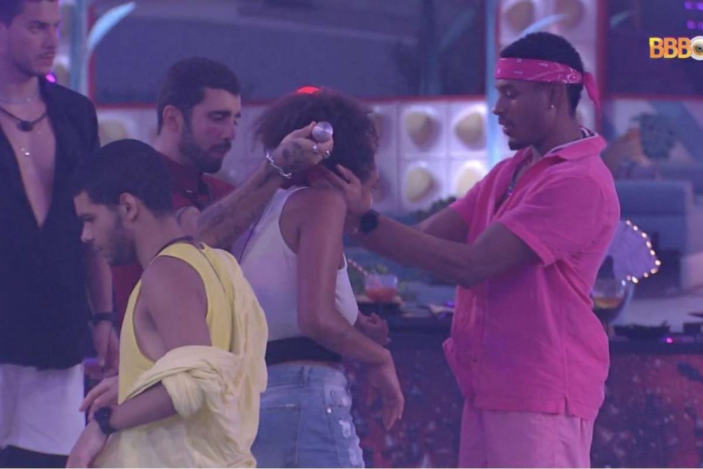 Alguém tira a cerveja da Jessilane, por favor! Ela bebeu além da conta na madrugada deste sábado, 5 de fevereiro e ficou muito alterada