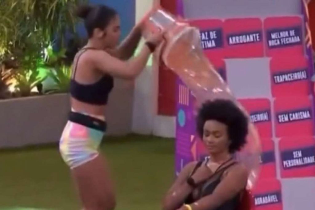 BBB22: Merece expulsão? Maria acerta balde em Natália