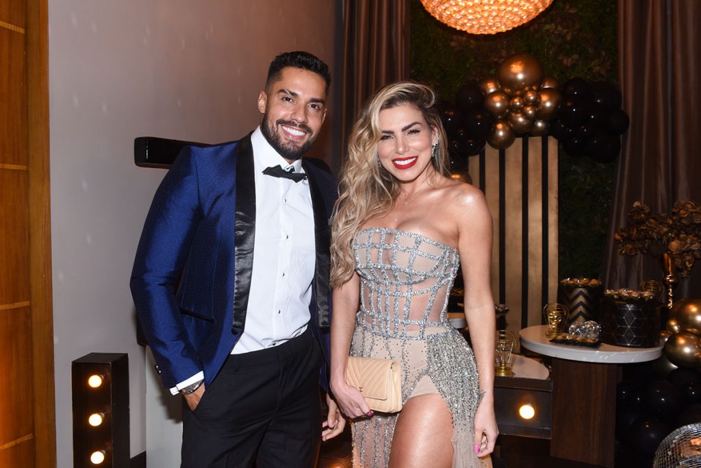 Bil Araújo e Erika Schneider posaram juntinhos