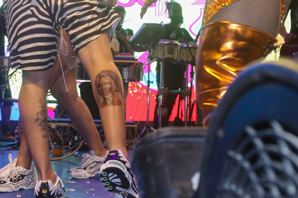 Tatuagem com rosto de Lexa na perna de Mc Guimê
