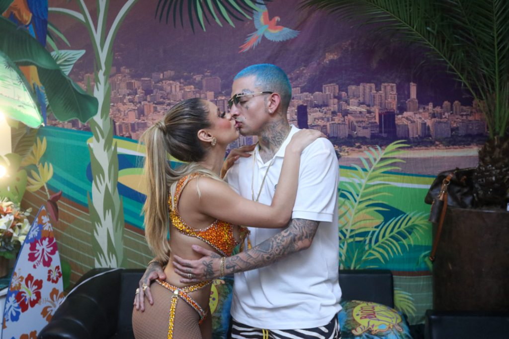 Lexa dá beijo em MC Guimê