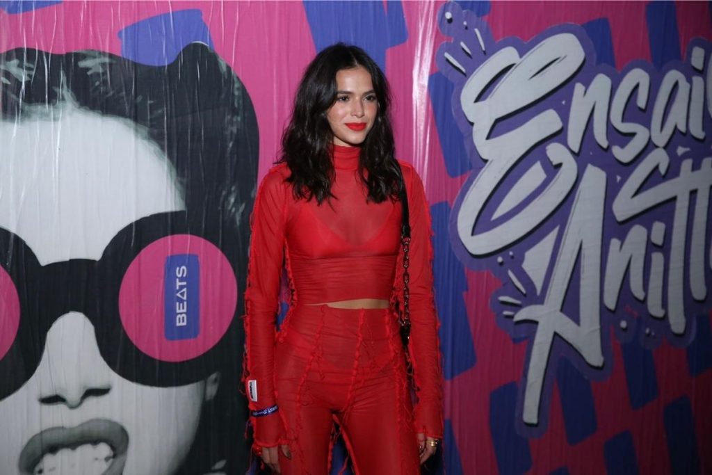 Bruna Marquezine de vermelho