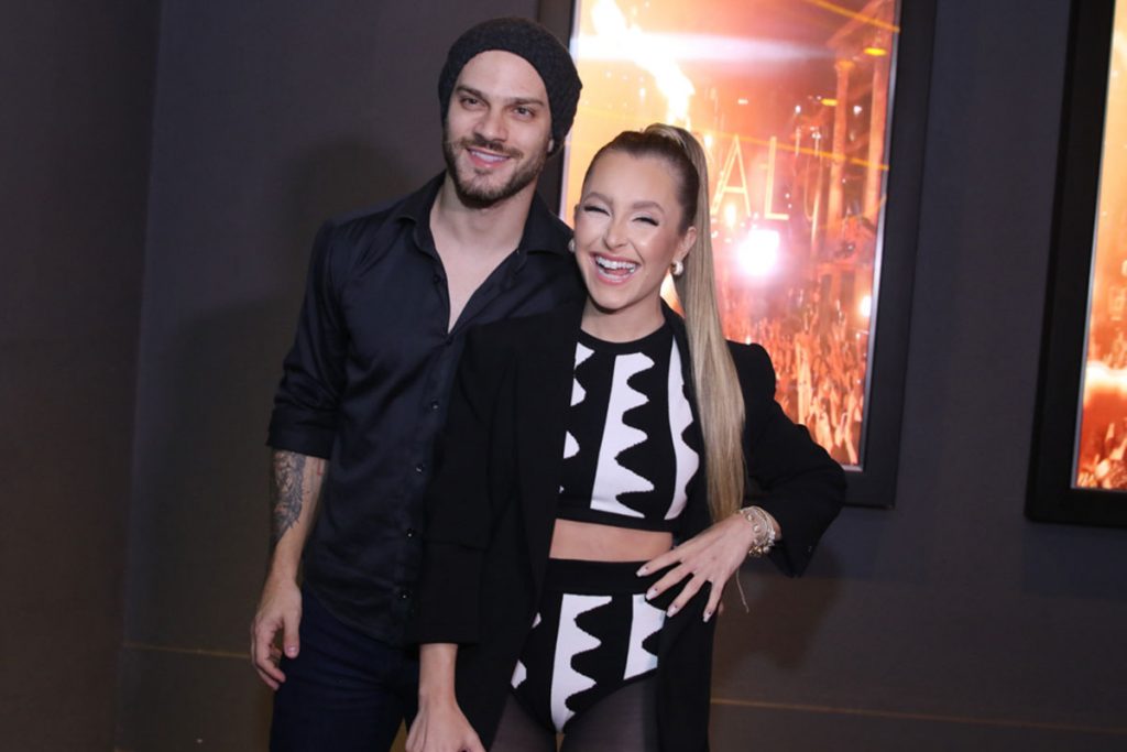Carla Diaz sorridente ao lado do namorado Felipe Becari