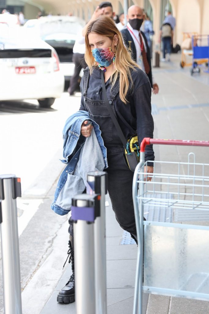 Carolina Dieckman fotografada saindo de aeroporto em São Paulo