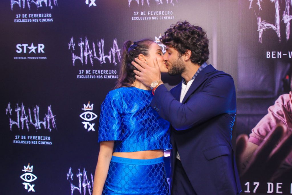 Chay Suede e Laura Neiva trocaram muitos beijos durante o evento