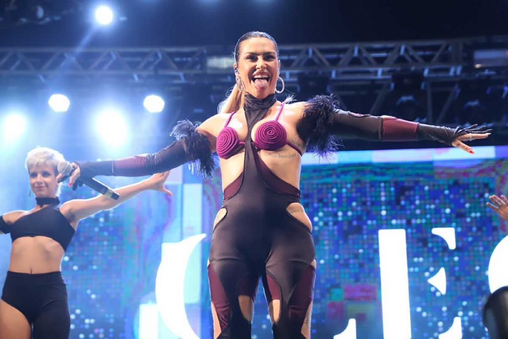 Cleo faz graça no palco