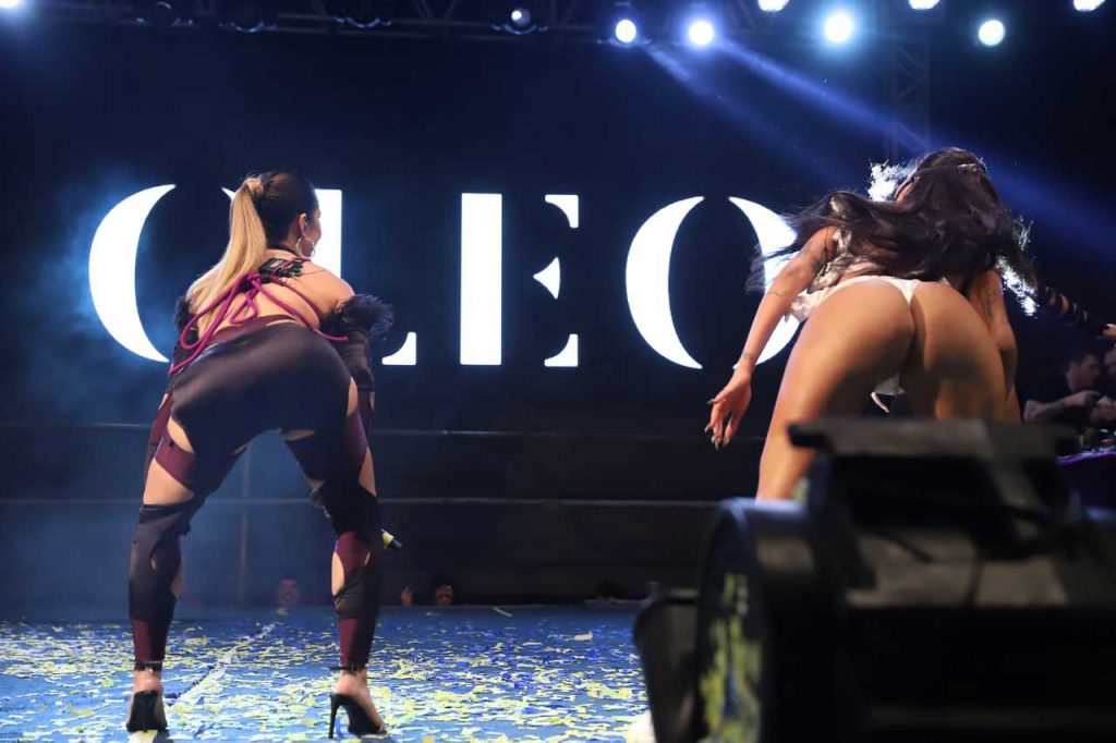 Cleo e Pocah vão até o chão