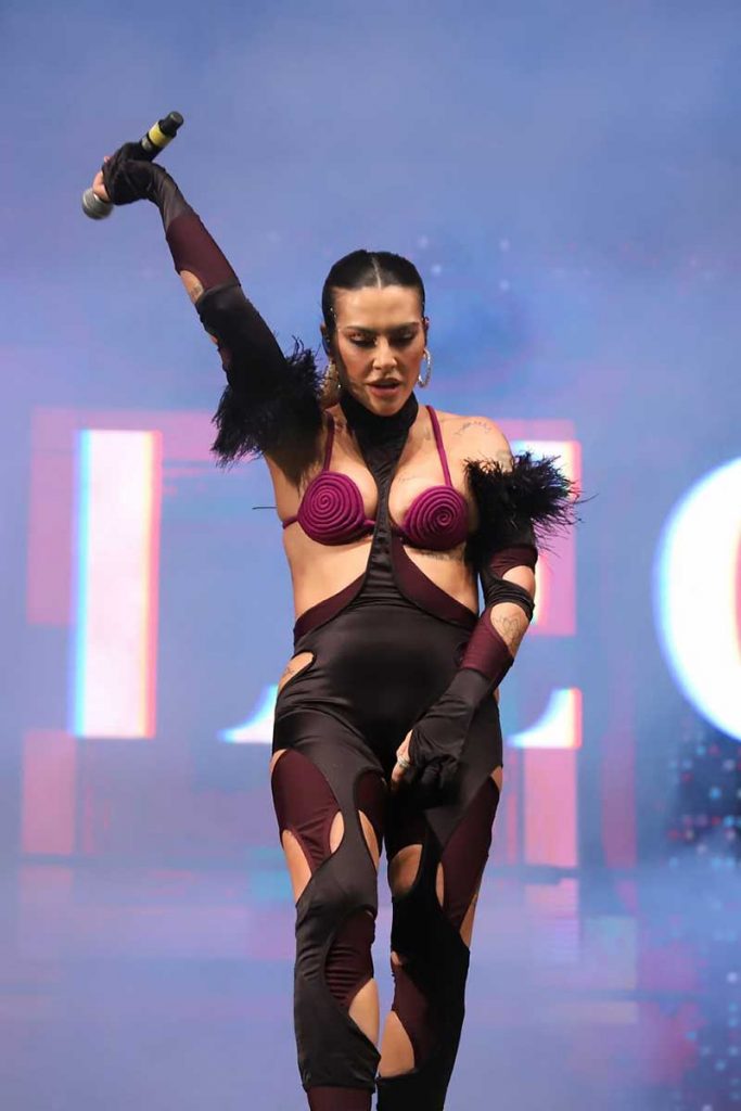 Cleo faz performance