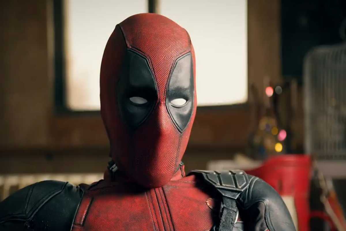 Ryan Reynolds com traje de Deadpool