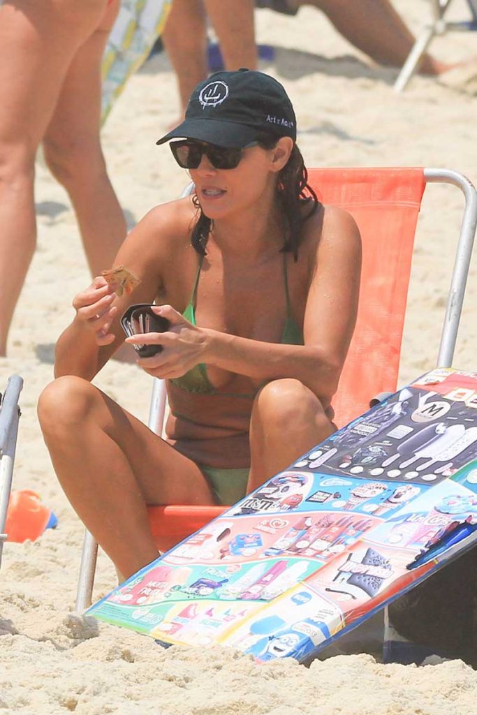 Deborah Secco paga um sorvetinho pra refrescar