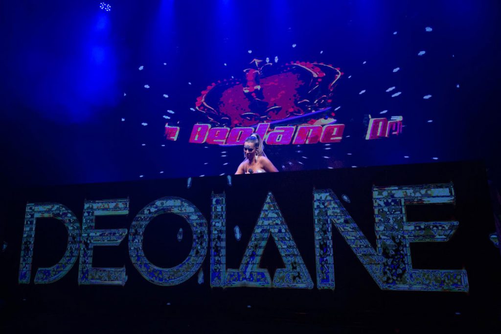 Deolane Bezerra durante show de estreia de sua turnê como DJ