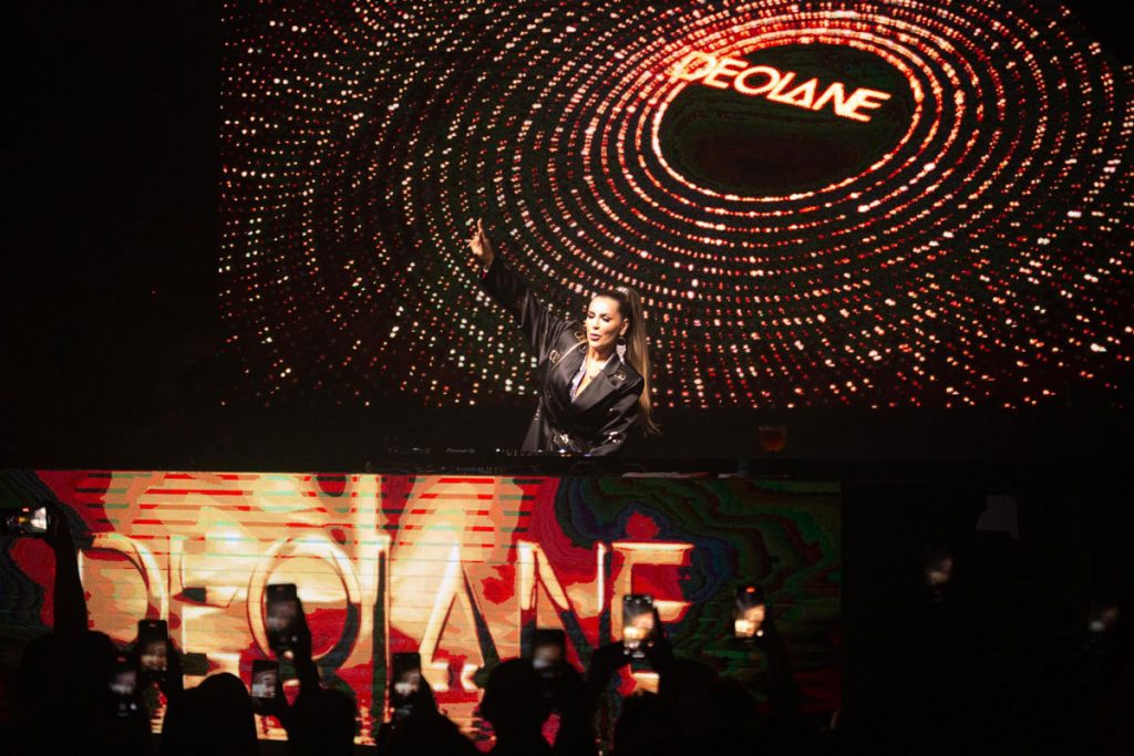 Deolane Bezerra durante show de estreia de sua turnê como DJ