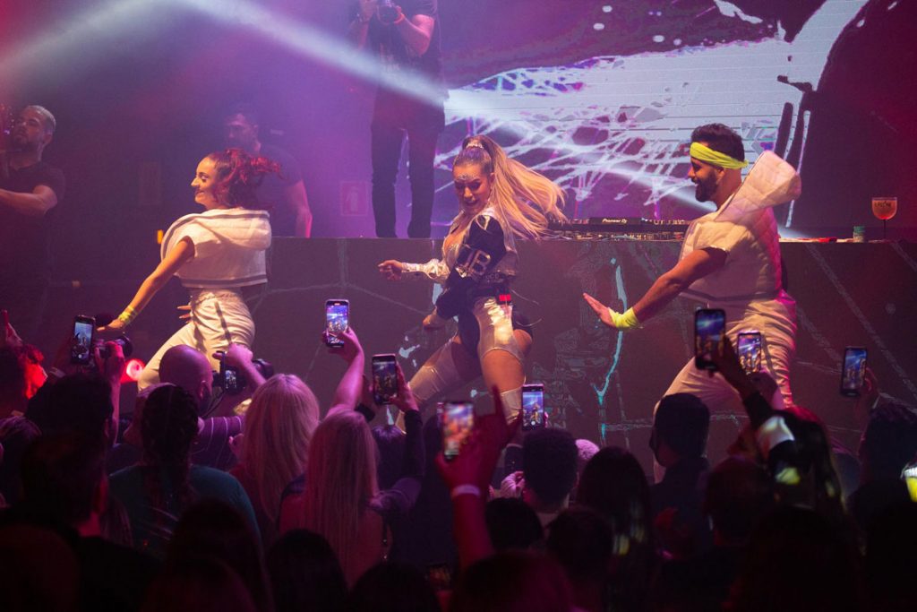 Deolane Bezerra durante show de estreia de sua turnê como DJ