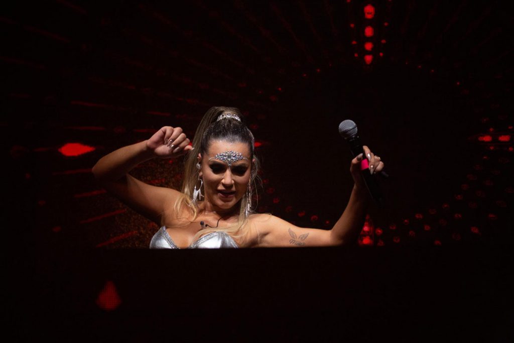 Deolane Bezerra durante show de estreia de sua turnê como DJ