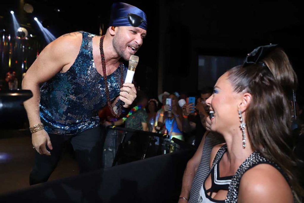 Diogo Nogueira canta apaixonado para sua musa